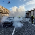 Efectivos del CPB intervienen en un incendio de un vehículo en la A-7 en Torremolinos 