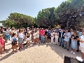 Concentración en la carretera del Faro por la regeneración de la playa de Los Caños